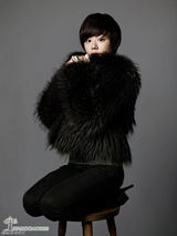 高清组图：文根英短发写真 秋装显成熟中性魅力