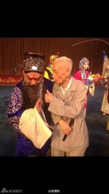 组图：郭德纲不说相声唱京剧 自己化妆演刘备