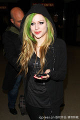 组图：艾薇儿“彩发”粉色变绿色 延续摇滚风格