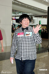 幻灯图：台版苏珊大妈赴港 三港姐盛装机场迎接