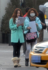 组图：姚笛任重路边拍戏对剧本 姚笛换百万豪车