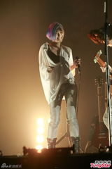 组图：歌手张悬香港开音乐会 炫彩短发超High