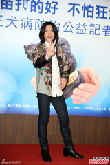 组图：萧敬腾爱动物成痴 却传怒吼经纪人发泄