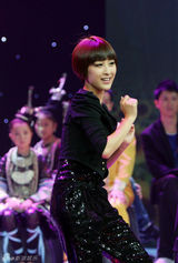 组图：马苏偷师小S范晓萱  挥舞鸡毛掸跳“鸡舞”