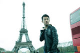 高清图：张译巴黎街头演绎魅力男人的多面