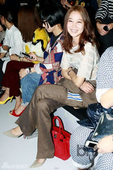 组图：孔孝真CL等助阵时装周 李秀赫亮相T台