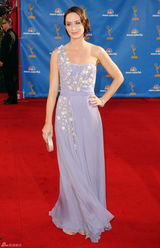 高清组图：艾美奖红毯 艾米丽-布朗特秀单肩裙