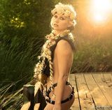 组图：钱妞Ke$ha奇幻大片化身女猎人 皮带遮私处性感