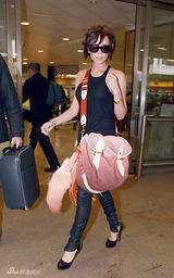 幻灯图集：维多利亚现身机场 衣着单薄秀身材