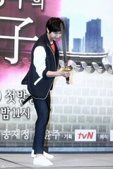 组图：刘仁娜池贤宇出席《仁显王后的男人》发布会