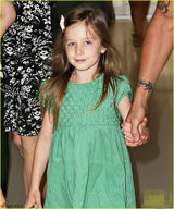 组图：妮可基德曼黑超遮面 穿印花裙带爱女度假