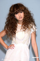 幻灯图集：杨丞琳长卷发似洋娃娃 白蕾丝裙可爱