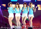 组图：韩团Kara SHINee与BoA等热唱韩流演唱会