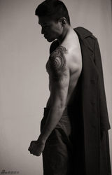 组图：《英雄之战》陆毅秀身材 半裸上阵露纹身