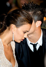 高清图：C罗携女友亮相亲密互动 伊莉娜秀美背