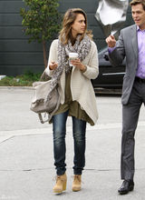 高清组图：杰西卡-阿尔芭街拍 围巾搭配宽松毛衣