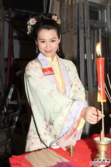 组图：胡杏儿抱恙拍新剧 与吴卓羲齐鼓励马赛