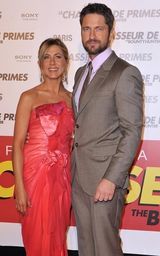 高清图：《赏金猎人》巴黎首映 安妮斯顿红裙夺目