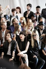 组图：吴莫愁红唇短裙亮相 受邀压轴纽约秀场