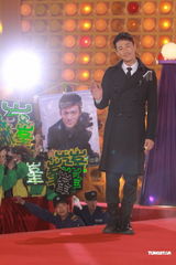 组图：TVB颁奖礼红毯 林峰着双排扣风衣帅气登场