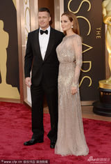 组图：皮特牵手朱莉情侣装亮相 秀恩爱全场轰动