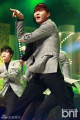 组图：EXO与Apink助阵颁奖礼 f(x)水晶捧奖