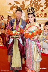 组图：佘诗曼等派送月饼 周润发赞陈豪演技了得