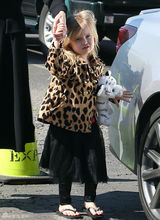 组图：朱莉皮特带子女度情人节 儿子酷似小霸王