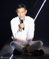 组图：52岁刘德华狂野飚唱 扯衣肌战小巨蛋