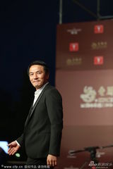 组图：上海电影节红毯 《咒丝》剧组集体亮相