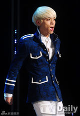 组图：韩星贤胜泫雅台上热吻互摸缠绵19禁