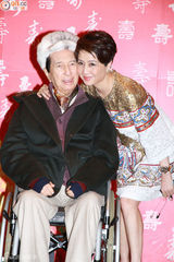 组图：赌王何鸿燊92岁生日 与四太亲嘴秀恩爱