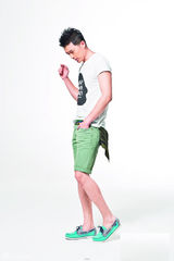 组图：田家达型男变潮男 演绎夏日随性穿搭