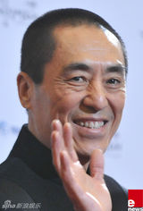 组图：张艺谋一身黑装气势十足亮相大钟奖红毯