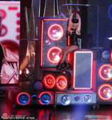 组图：布兰妮赌城开唱 狂抖肉腿豪放亲吻男舞伴