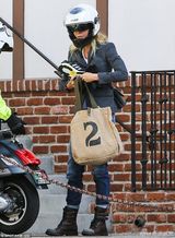 组图：格温妮丝骑摩托接女儿放学 乱超车很危险