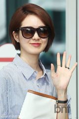 组图：韩星李瑶媛赴米兰出席活动 干练现身机场