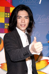 高清图：萧敬腾代言“浮萍儿” 鼓励弱势家庭小朋友