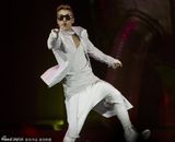 组图：比伯化身天使开唱 不受负面新闻影响