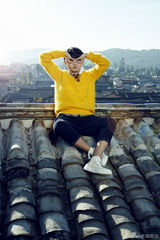 组图：段林希屋顶宣传照 俏皮搞怪带来冬日温暖