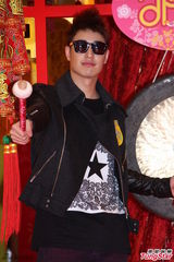 组图：潘玮柏亮相香港签唱会 又唱又跳high翻场