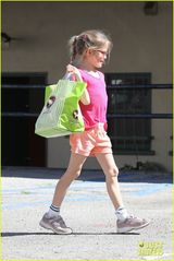 组图：小本妻女现身披萨聚会 穿着随性惬意