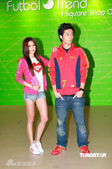 幻灯：周秀娜化身性感足球宝贝 与周柏豪秀运动装