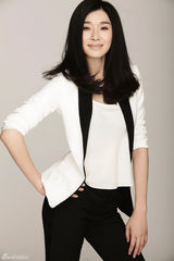 组图：陈丽娜全新写真飒爽英姿