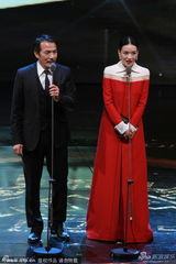 组图：舒淇典雅红裙携戴立忍颁最佳男配