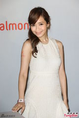 组图：侯佩岑白色长裙亮相 笑容优雅气质甜美