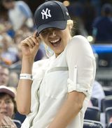 抖奶超模阿普顿助阵棒球赛 热裤展天使甜笑(图)