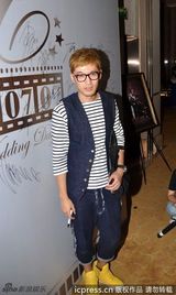 组图：胡歌黄发亮相陈龙婚礼 与嘉宾合影表情逗趣