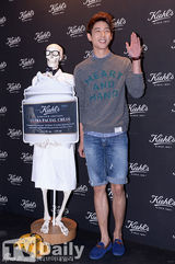 组图：裴斗娜金材昱SISTAR等出席慈善派对