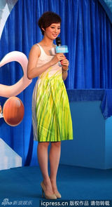 组图：孙俪绿竹裙清爽捞金 亲切与粉丝合影